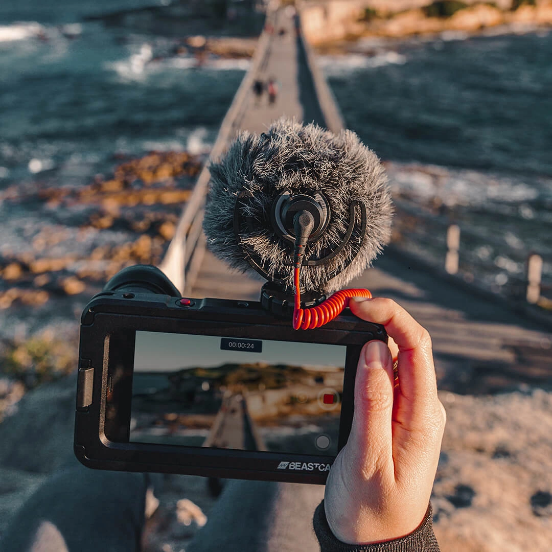 Vlogger/amateur film maker using RODE VideoMicro Camera Microphone